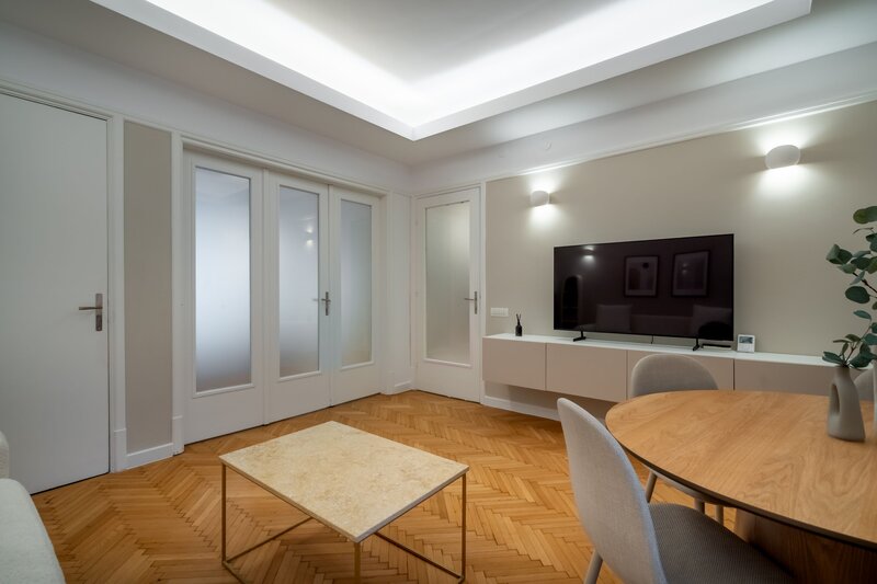 Universitate, ultracentral, apartament cu 2 camere, birou, comision 0%